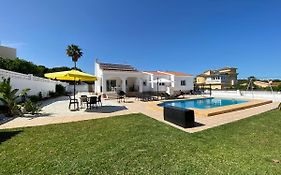 Villa Con Piscina, Soleada, Tranquila Y Centrica